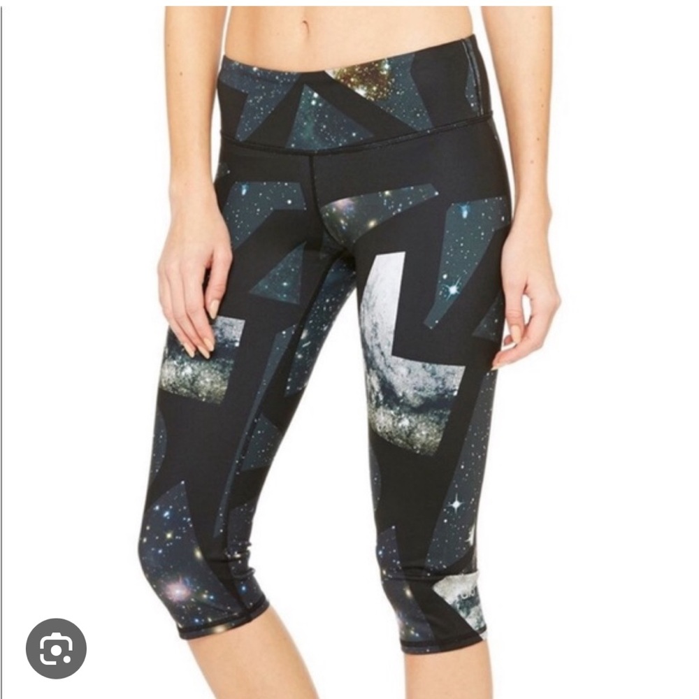 ALO Yoga Airbrush Capri in color Vapor Space